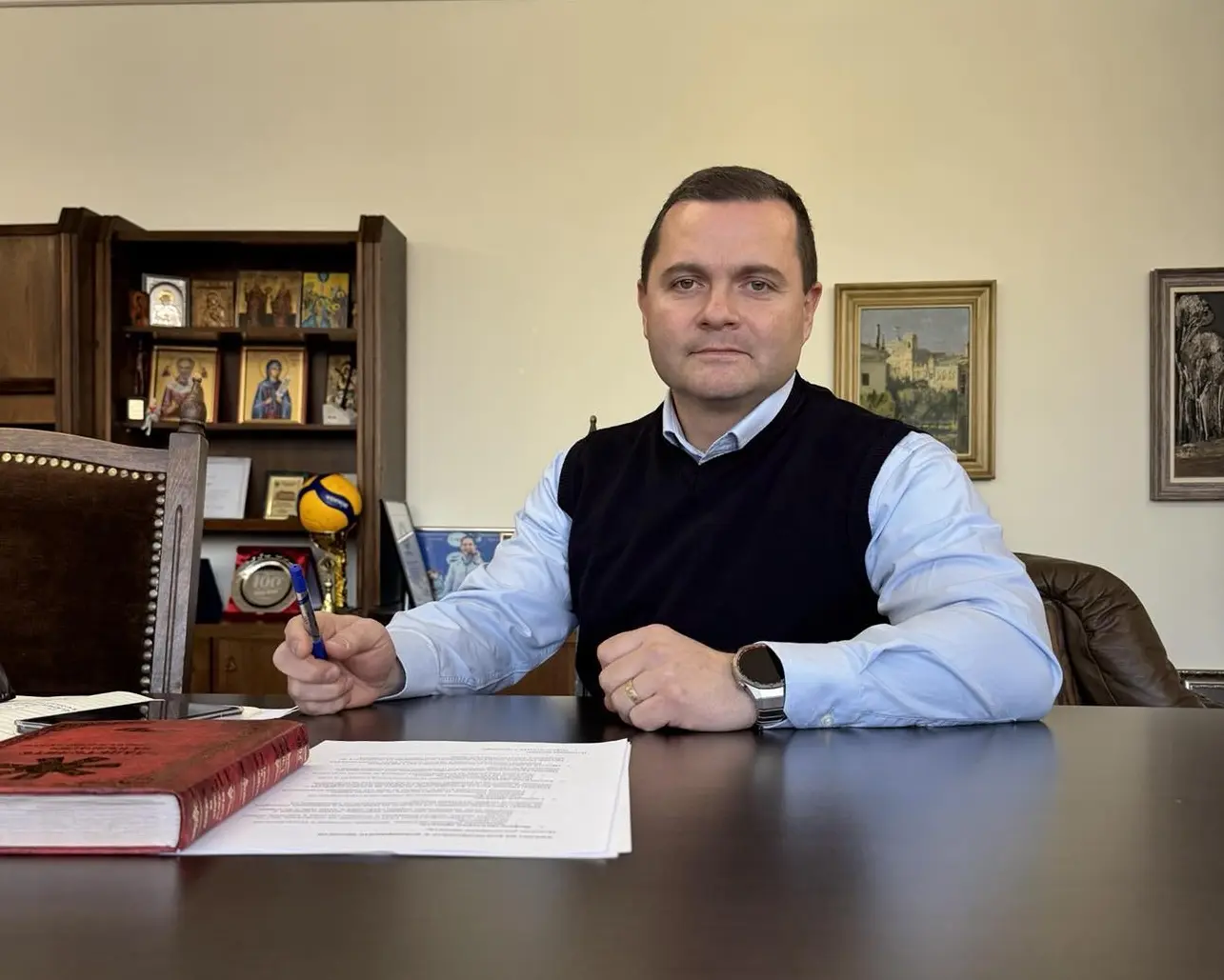 Кметът на Русе Пенчо Милков в работния си кабинет